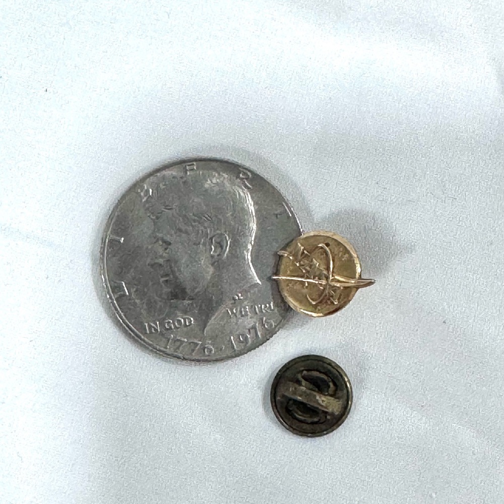 NASA Gold Tone Enamel Pin - Round “meatball” logo vintage - Picture 4 of 4